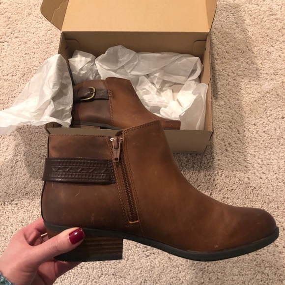 CLARKS Women’s Tan Booties Size 7 NIB - Picture 2 of 3